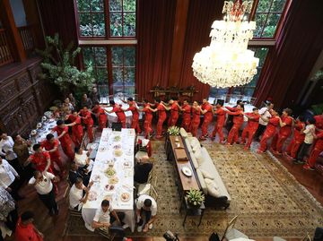 Serunya Timnas di Rumah Prabowo, Main Ular Naga Sambil Nyanyi Bareng