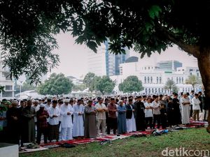 Khusyuknya Salat Idul Adha 1446 H di Masjid Al Azhar Jakarta Khusyuknya Salat Idul Adha 1446 H di Masjid Al Azhar Jakarta