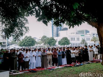 Khusyuknya Salat Idul Adha 1446 H di Masjid Al Azhar Jakarta