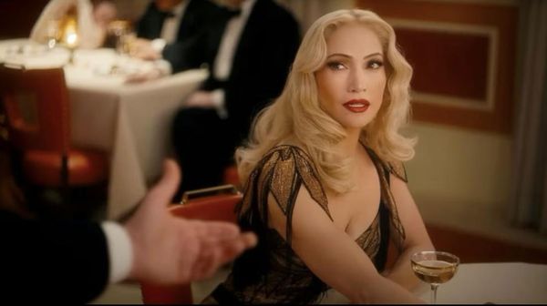 Beragam Aksi Jennifer Lopez di Kiss of the Spider Woman