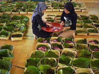 Kurban Bebas Plastik, Warga Jogja Pakai Daun Jati dan Besek