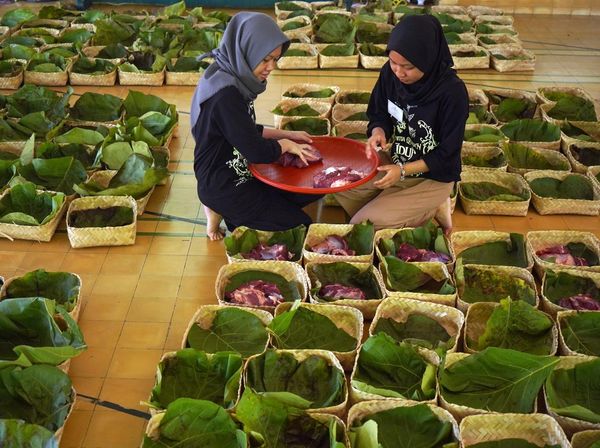 Kurban Bebas Plastik, Warga Jogja Pakai Daun Jati dan Besek