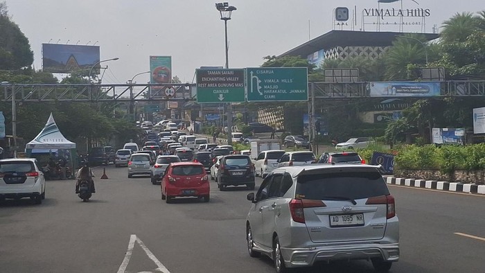 Libur Hari Raya Idul Adha, Lalin Puncak Bogor Mulai Ramai Arus kemudian lintas (lalin) kendaraan di Jl Raya Puncak Bogor, Jawa Barat, pada hari libur Idul Adha mulai ramai, Jumat (6/6/2025), siang. Kepadatan arus kendaraan terjadi di sejumlah titik.