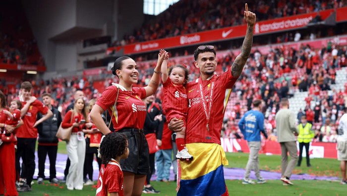 Soccer Football - Premier League - Liverpool v Crystal Palace - Anfield, Liverpool, Britain - May 25, 2025 Liverpools Luis Diaz celebrates with his partner Gera Ponce and two children, Roma and Charlotte, after winning the Premier League REUTERS/Phil Noble EDITORIAL USE ONLY. NO USE WITH UNAUTHORIZED AUDIO, VIDEO, DATA, FIXTURE LISTS, CLUB/LEAGUE LOGOS OR LIVE SERVICES. ONLINE IN-MATCH USE LIMITED TO 120 IMAGES, NO VIDEO EMULATION. NO USE IN BETTING, GAMES OR SINGLE CLUB/LEAGUE/PLAYER PUBLICATIONS. PLEASE CONTACT YOUR ACCOUNT REPRESENTATIVE FOR FURTHER DETAILS..