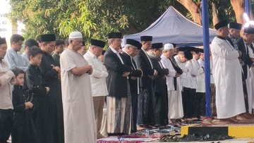 Anies-Jimly Asshiddiqie Tunaikan Salat Idul Adha di Masjid Al Azhar Jaksel