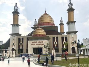 Masjid Agung Sukabumi Bagikan 10.000 Kupon Daging Kurban ke Warga Masjid Agung Sukabumi Bagikan 10.000 Kupon Daging Kurban ke Warga