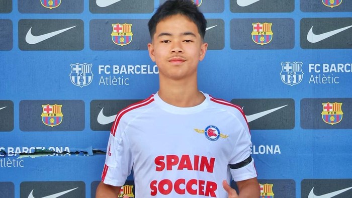 Miroslav Fernando Momor Miroslav Fernando Momor terus mengasah kemampuannya di Spanyol. Striker muda berdarah Manado itu baru-baru ini merobek gawang akademi Barcelona, La Masia.