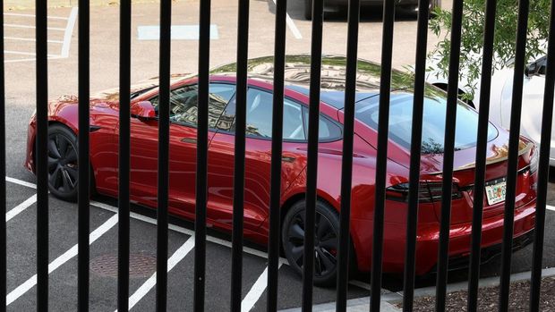 A Tesla vehicle purchased by U.S. President Donald Trump earlier this year is parked in West Executive Avenue, between the White House and the Eisenhower Executive Office Building, in Washington, D.C., U.S., June 6, 2025. REUTERS/Kevin Lamarque