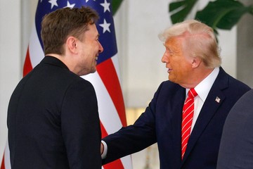 Donald Trump Sebut Elon Musk Sudah Gila