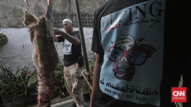 Warga menyembelih hewan qurban saat Idul Adha 1446 H di kawasan Kebon Melati, Jakarta, Jumat, 6 Juni 2025. (CNN Indonesia/Adhi Wicaksono)