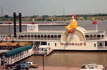 Penampakan McDonald's Terapung Pertama di Dunia yang Disebut Norak