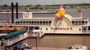 Penampakan McDonalds Terapung Pertama di Dunia yang Disebut Norak