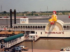 Penampakan McDonalds Terapung Pertama di Dunia yang Disebut Norak Penampakan McDonalds Terapung Pertama di Dunia yang Disebut Norak