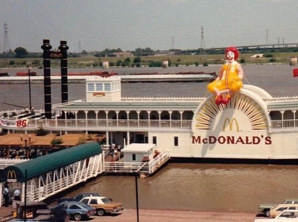 Penampakan McDonalds Terapung Pertama di Dunia yang Disebut Norak