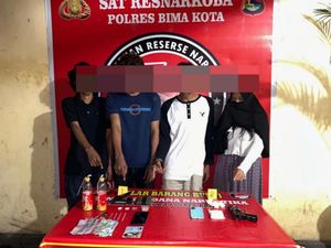 Edarkan Sabu Saat Malam Takbiran, 3 Pria-1 Wanita di Bima Ditangkap Edarkan Sabu Saat Malam Takbiran, 3 Pria-1 Wanita di Bima Ditangkap
