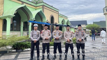 Potret Polisi Jaga Masjid Amankan Idul Adha di Kepulauan Meranti Riau