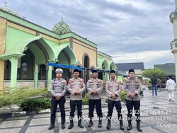 Potret Polisi Jaga Masjid Amankan Idul Adha di Kepulauan Meranti Riau
