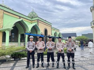 Potret Polisi Jaga Masjid Amankan Idul Adha di Kepulauan Meranti Riau Potret Polisi Jaga Masjid Amankan Idul Adha di Kepulauan Meranti Riau