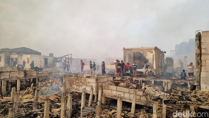 Permukiman padat di Penjaringan, Jakarta Utara kebakaran. (Taufiq/detikcom) Permukiman padat di Penjaringan, Jakarta Utara kebakaran. (Taufiq/detikcom)