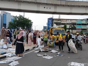 Panen Sisa Sampah Usai Salat Idul Adha di Masjid Agung-Jembatan Ampera