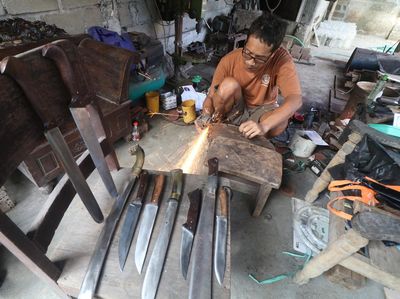 Pisau Tajam dari Limbah Logam, Karya Kreatif Perajin Kediri