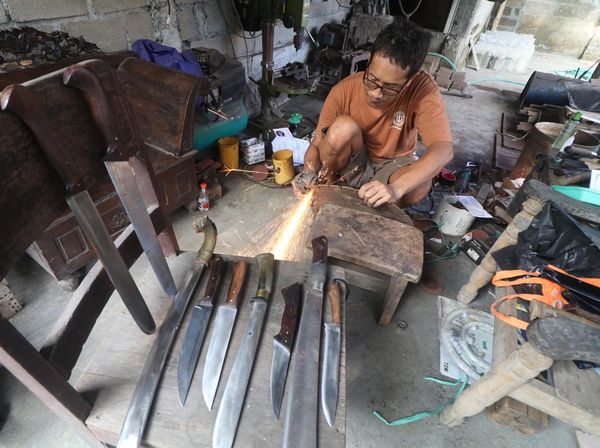 Pisau Tajam dari Limbah Logam, Karya Kreatif Perajin Kediri