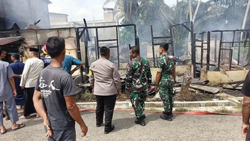 Polisi Turun Bantu Padamkan Kebakaran Rumah di Kuansing Riau