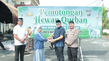 Berbagi Keberkahan Idul Adha, Polres Meranti Bagikan Daging Kurban ke Dhuafa