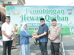 Berbagi Keberkahan Idul Adha, Polres Meranti Bagikan Daging Kurban ke Dhuafa Berbagi Keberkahan Idul Adha, Polres Meranti Bagikan Daging Kurban ke Dhuafa