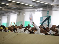 Video Momen Jemaah Haji Lempar Jumrah di Mina