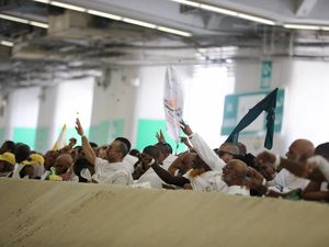 Video Momen Jemaah Haji Lempar Jumrah di Mina Video Momen Jemaah Haji Lempar Jumrah di Mina