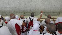 Potret Jemaah Haji Melempar Jumrah di Mina, Simbol Perangi Setan
