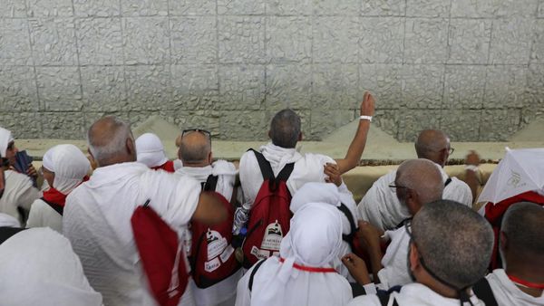 Potret Jemaah Haji Melempar Jumrah di Mina, Simbol Perangi Setan