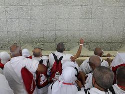 Potret Jemaah Haji Melempar Jumrah di Mina, Simbol Perangi Setan