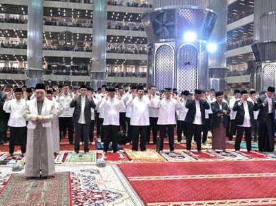 Potret Khusyuknya Prabowo Salat Idul Adha Diapit Mensesneg dan Seskab