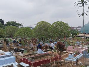 TPU di Palembang Dipadati Warga Usai Salat Idul Adha TPU di Palembang Dipadati Warga Usai Salat Idul Adha