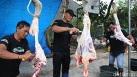 Potret Warga Bekasi Gotong Royong Sembelih Hewan Kurban