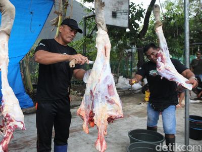 Potret Warga Bekasi Gotong Royong Sembelih Hewan Kurban