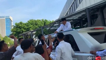 Prabowo Bagi-bagi Amplop ke Warga Sekitar Istiqlal Usai Salat Idul Adha