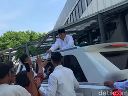 Prabowo Bagi-bagi Amplop ke Warga Sekitar Istiqlal Usai Salat Idul Adha