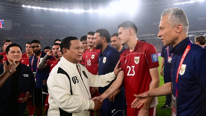 Presiden RI Prabowo Subianto turun langsung ke lapangan menyalami pada pemain Timnas usai laga melawan China. (dok.Biro Pers Sekretariat Presiden) Presiden RI Prabowo Subianto turun langsung ke lapangan menyalami pada pemain Timnas usai laga melawan China. (dok.Biro Pers Sekretariat Presiden)