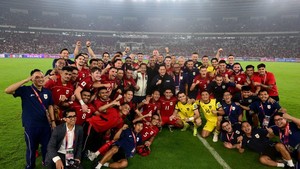 Momen Prabowo Nonton Laga Indonesia Vs China hingga Salami Timnas Usai Menang