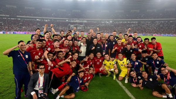 Momen Prabowo Nonton Laga Indonesia Vs China hingga Salami Timnas Usai Menang