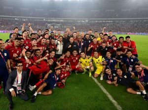 Momen Prabowo Nonton Laga Indonesia Vs China hingga Salami Timnas Usai Menang