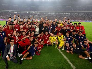 Momen Prabowo Nonton Laga Indonesia Vs China hingga Salami Timnas Usai Menang