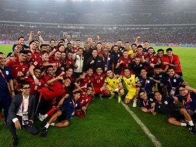 Momen Prabowo Nonton Laga Indonesia Vs China hingga Salami Timnas Usai Menang