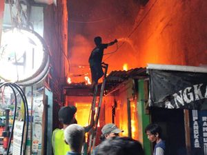 Ribut dengan Istri, Pria Mabuk di Jaksel Nekat Bakar Rumah Sendiri