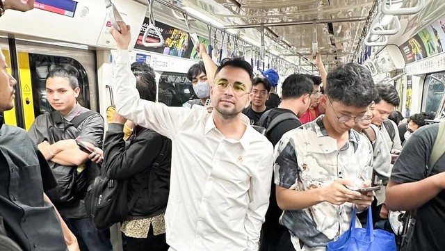 Highlight Dunia Hiburan InsertLive : Tak Pakai Mobil Mewah, Raffi Ahmad Jalan Kaki Naik MRT Nonton Timnas Bareng Rafathar
