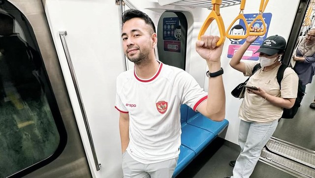 Highlight Dunia Hiburan InsertLive : Terpopuler: Meghan Markle Pamer Menari saat Hamil Vs Raffi Ahmad Jalan Kaki Naik MRT