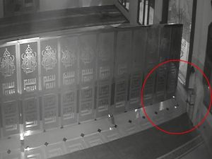 Seorang Pria Curi Kotal Amal di Masjid Terekam CCTV Seorang Pria Curi Kotal Amal di Masjid Terekam CCTV